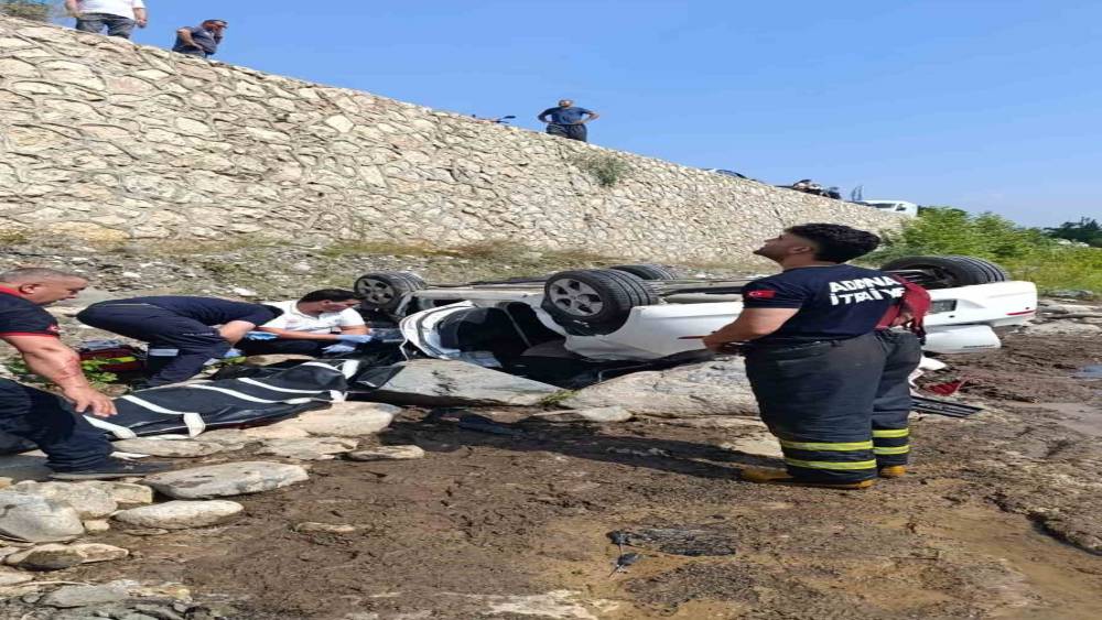 Adana&rsquo;da otomobil dereye d&uuml;şt&uuml;: 2 &ouml;l&uuml;, 1 yaralı
