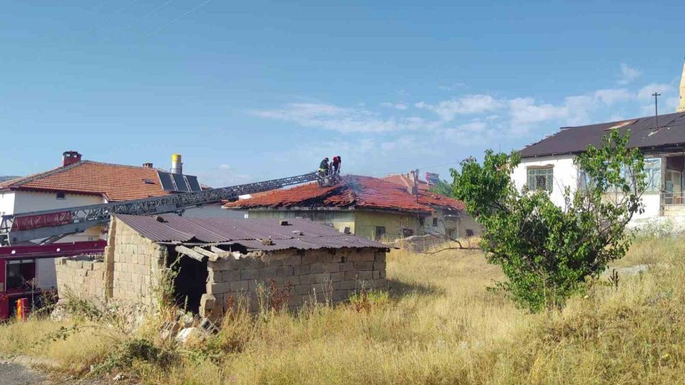 Şarkışla&rsquo;da m&uuml;stakil evde yangın: 1 kişi dumandan etkilendi
