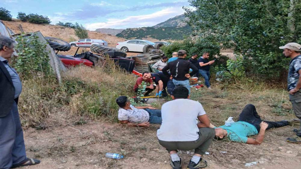 Sivas&rsquo;ta trakt&ouml;r şarampole devrildi: 4 yaralı
