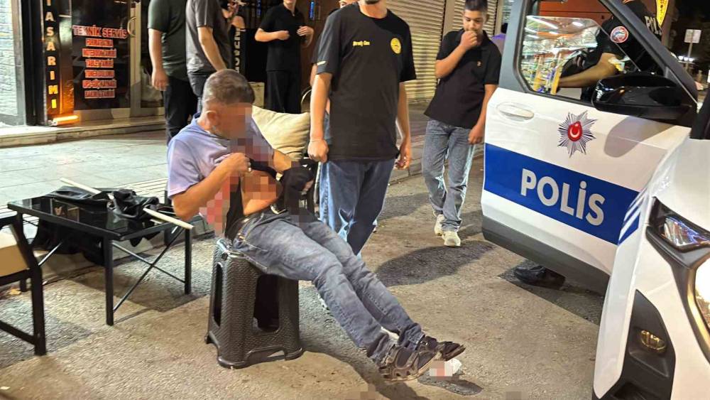 Karnından bı&ccedil;akla yaralandı, polislere bağırıp yol ortasında soyundu
