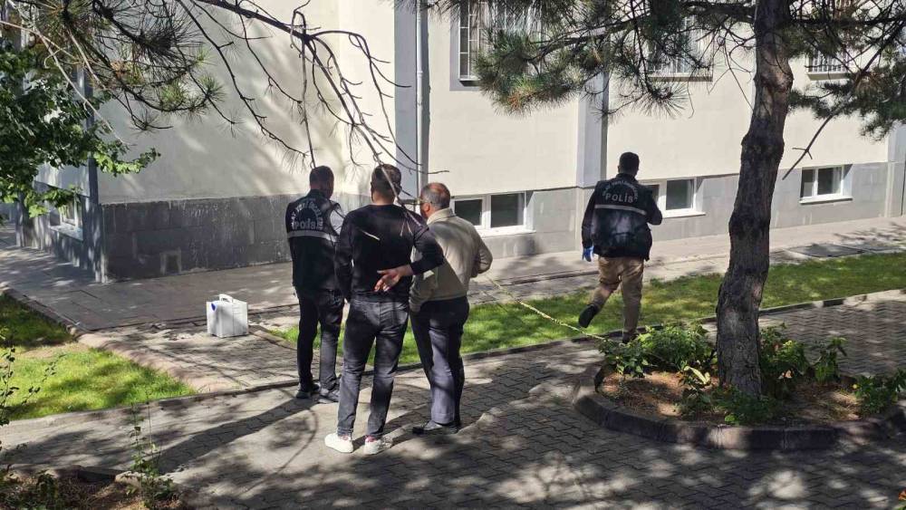 Kayseri&rsquo;de 3. kattan d&uuml;şen gen&ccedil; kız ağır yaralandı
