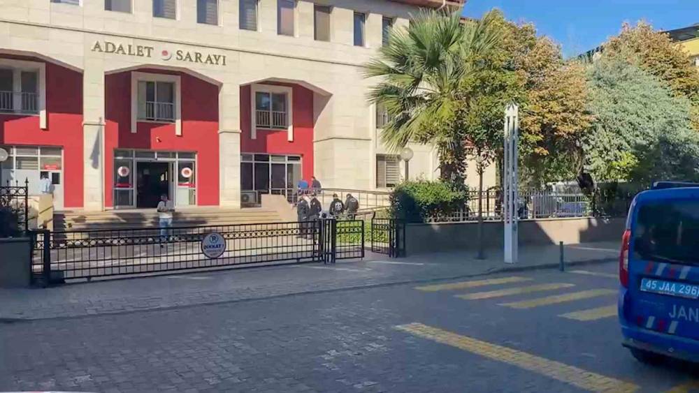Manisa&rsquo;da 11 &ouml;ğrencinin yaralandığı silahlı saldırıda 10 ş&uuml;pheli adliyeye sevk edildi
