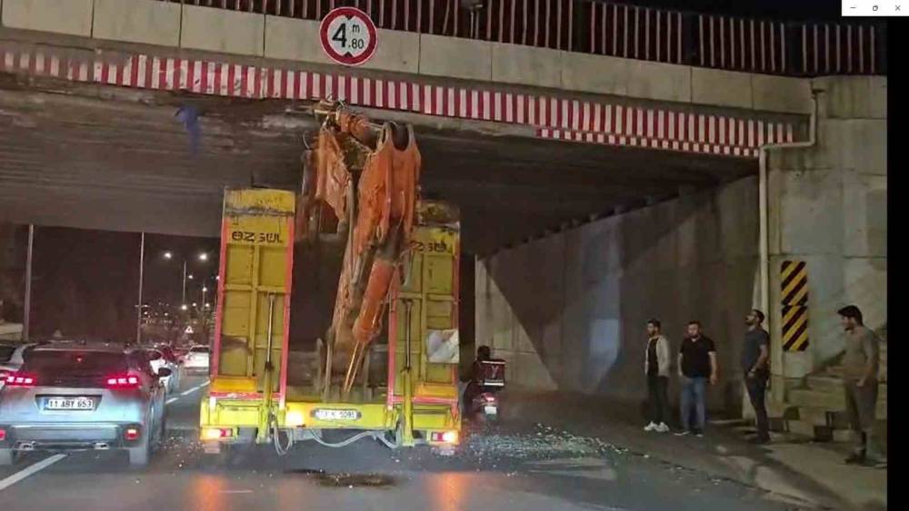 &Uuml;st ge&ccedil;ide sıkışan tır trafiği aksattı
