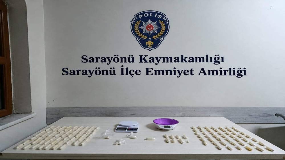 Yutarak v&uuml;cutlarında getirdikleri uyuşturucular polisten ka&ccedil;madı
