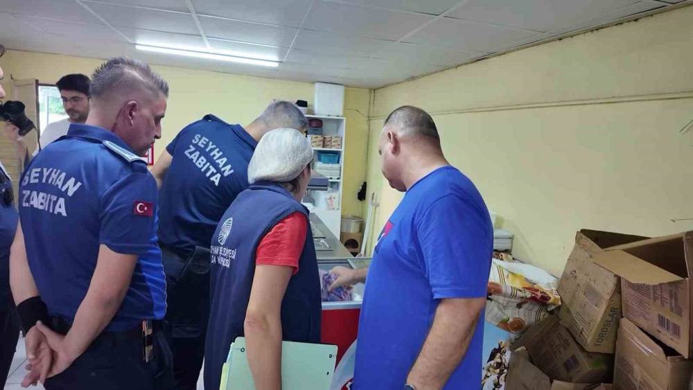 Adana&rsquo;da okul kantinleri mercek altında: Yasaklı gıdalar tek tek denetlendi
