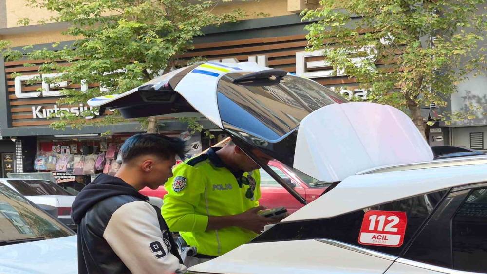 Tartıştığı otomobil s&uuml;r&uuml;c&uuml;s&uuml;n&uuml; yumruklayan motosikletliye 180 bin TL ceza
