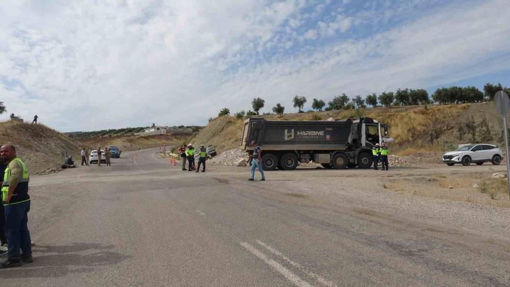 Kilis&rsquo;te kamyon ile hafif ticari ara&ccedil; &ccedil;arpıştı: 3 ağır yaralı

