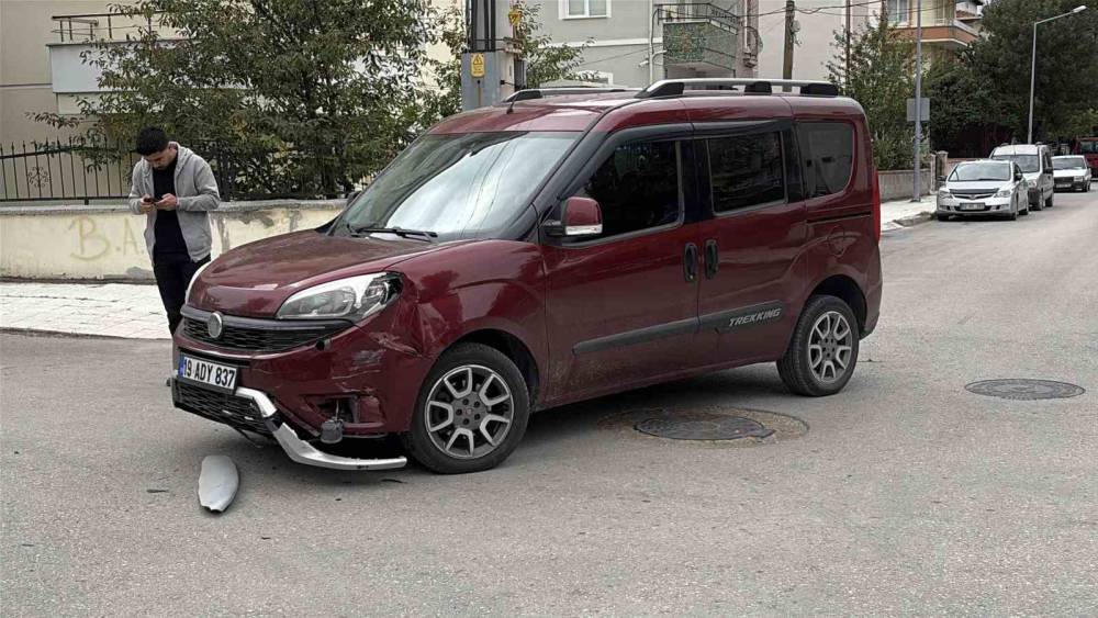 &Ccedil;orum&rsquo;da hafif ticari ara&ccedil; ile elektrikli motosiklet &ccedil;arpıştı: 1&rsquo;i &ccedil;ocuk 2 yaralı
