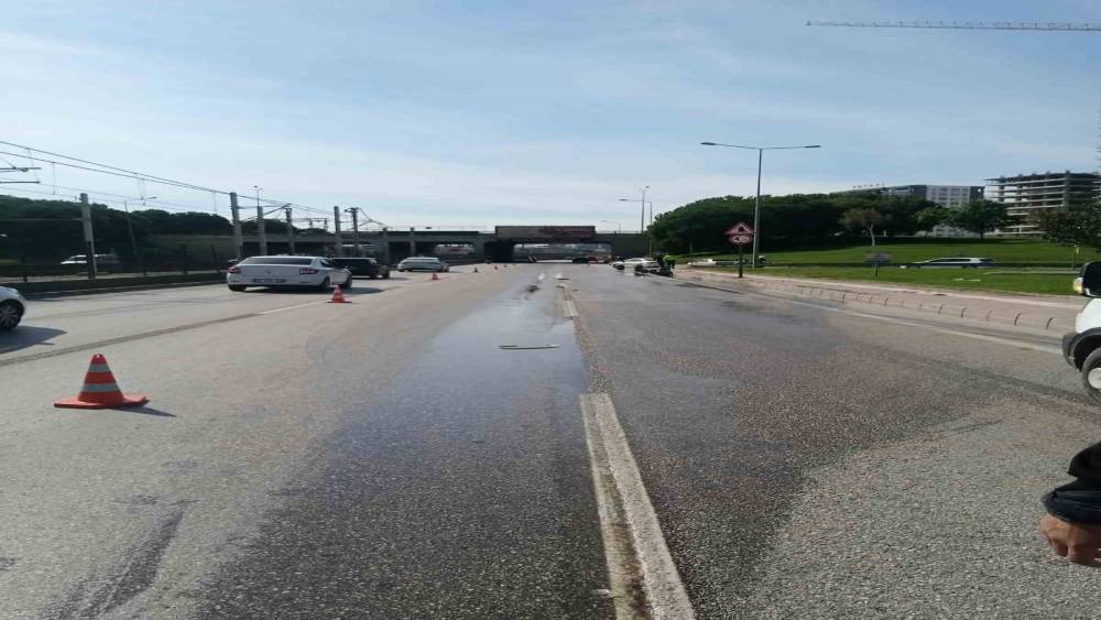 Bursa&rsquo;da yola d&ouml;k&uuml;len kimyasal madde paniğe sebep oldu, trafik kilitlendi

