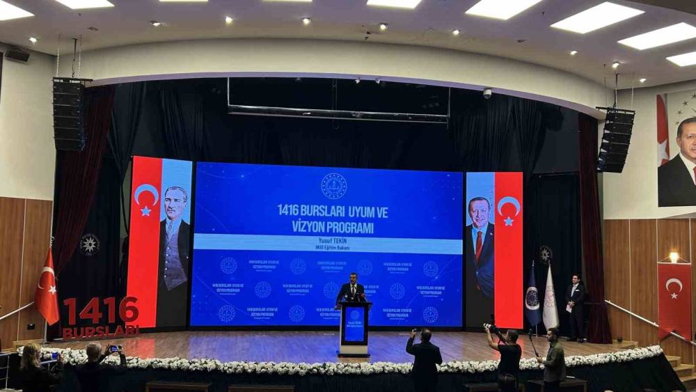 Bakan Tekin, yurt dışına gidecek bursiyer &ouml;ğrencilerle bir araya geldi: "Sizi aynı zamanda bir T&uuml;rkiye Cumhuriyeti el&ccedil;isi olarak g&ouml;nderiyoruz"
