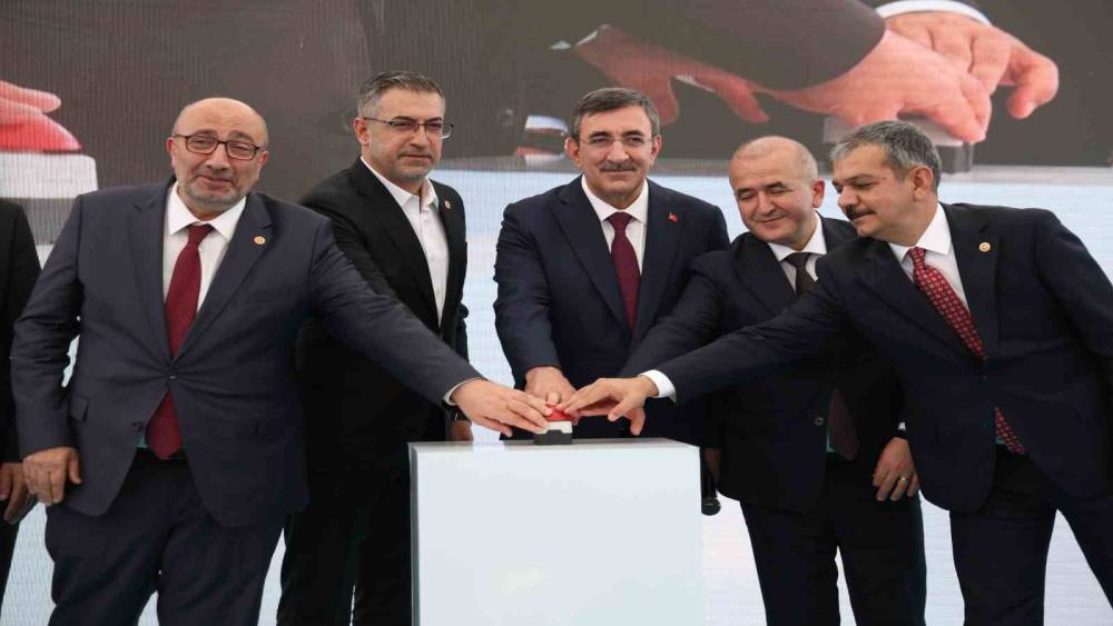Cumhurbaşkanı Yardımcısı Yılmaz: "Sağlıkta erişimin en g&uuml;&ccedil;l&uuml; olduğu &uuml;lkelerden birisiyiz"
