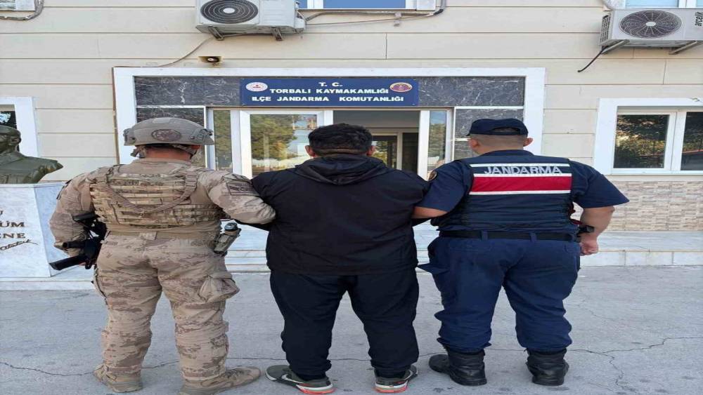 İzmir jandarması, firarileri arazide yakaladı
