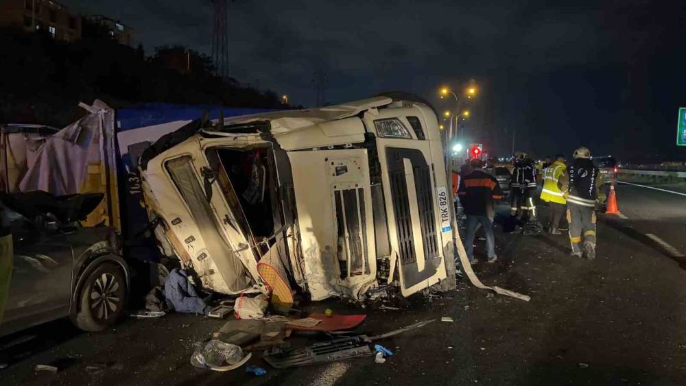 TEM&rsquo;de feci &ouml;l&uuml;m: Kullandığı tırın altında kalan s&uuml;r&uuml;c&uuml; hayatını kaybetti, 2 yaralı
