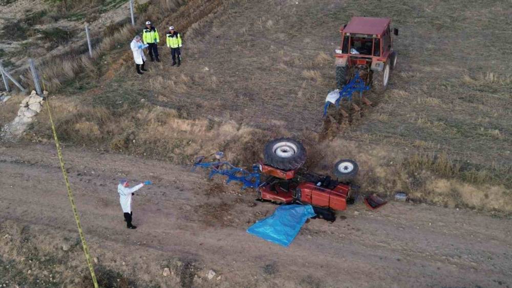 Karaman&rsquo;da devrilen trakt&ouml;r&uuml;n altında kalan s&uuml;r&uuml;c&uuml; hayatını kaybetti
