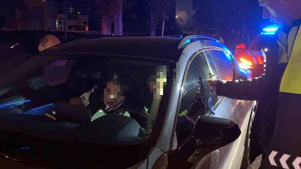 Kayseri&rsquo;de kırmızı ışıkta bekleyen s&uuml;r&uuml;c&uuml; ve yolcu uyuyakaldı
