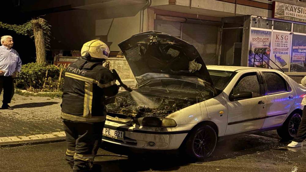 &Ccedil;alıştırıldığı sırada alev alan otomobil, itfaiye ekipleri tarafından s&ouml;nd&uuml;r&uuml;ld&uuml;
