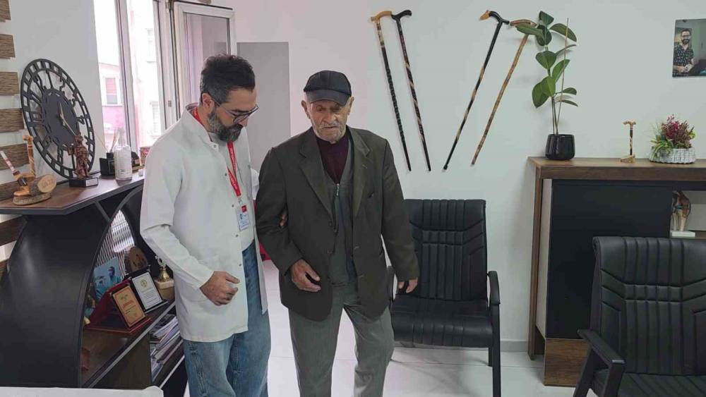 72 yaşındaki emekli madenci, yapay deri işlevi g&ouml;ren materyalle ayağa kalktı
