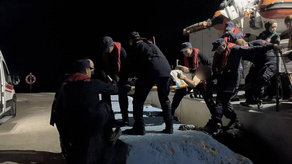 G&ouml;k&ccedil;eada&rsquo;da rahatsızlanan vatandaş Sahil G&uuml;venlik ekiplerince tahliye edildi
