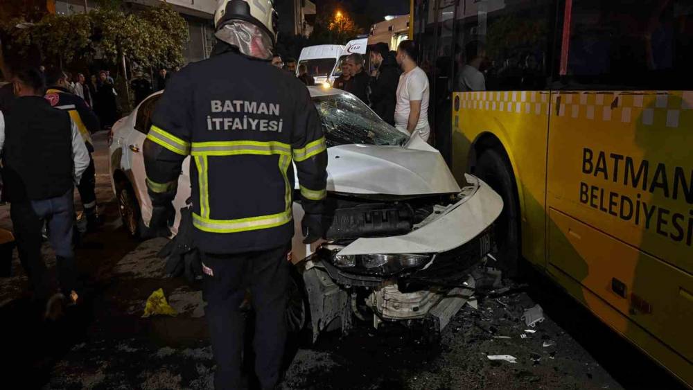Batman&rsquo;da otomobil belediye otob&uuml;s&uuml;ne &ccedil;arptı: 2 yaralı
