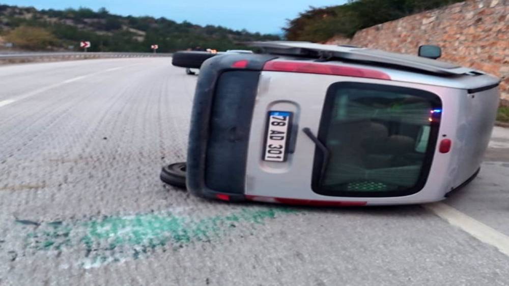 &Ouml;nce ref&uuml;je ardından otomobile &ccedil;arparak devrildi: 1 yaralı
