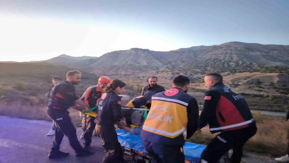 Erzincan&rsquo;da trakt&ouml;r&uuml;n altında sıkışan s&uuml;r&uuml;c&uuml;y&uuml; kurtarıldı
