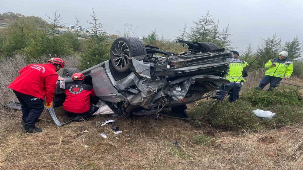 Balıkesir&rsquo;de otomobil bariyerleri aşarak şarampole u&ccedil;tu: 1 yaralı
