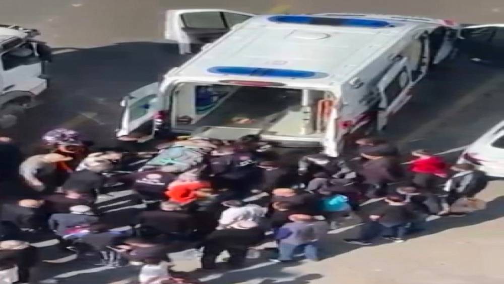 Elazığ&rsquo;da kamyonun altında kalan vatandaş yaralandı
