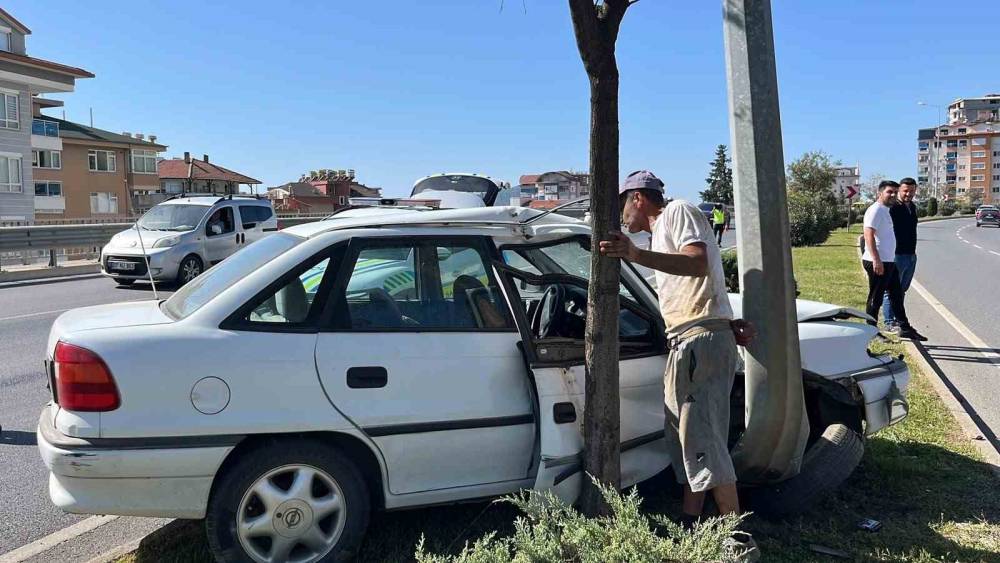 Aydınlatma direğine &ccedil;arpan otomobilin s&uuml;r&uuml;c&uuml;s&uuml; ka&ccedil;tı: 1 yaralı
