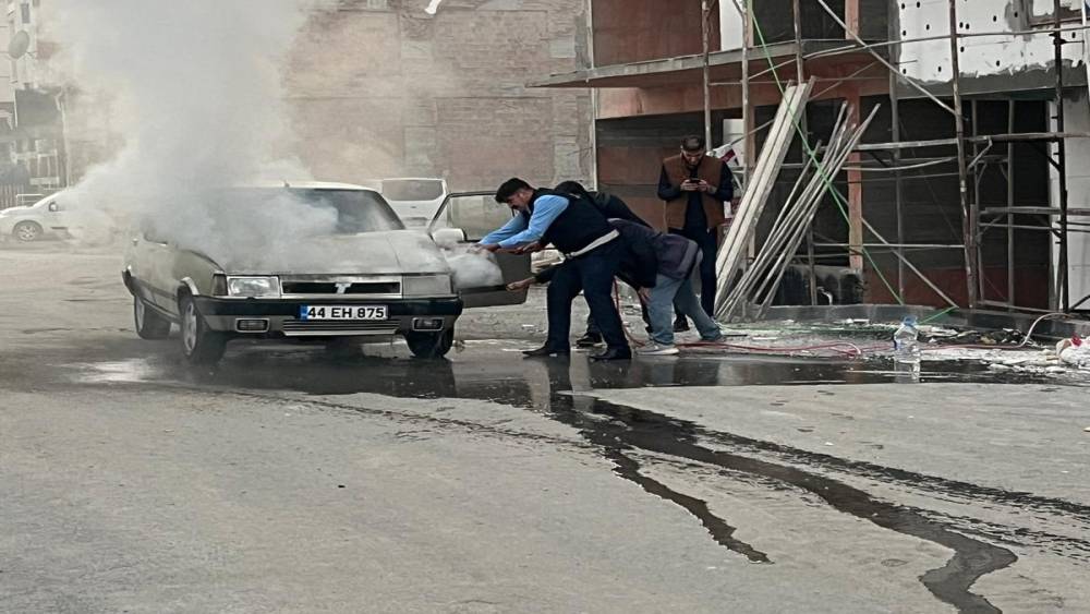 Battalgazi&rsquo;de yangın &ccedil;ıkan araca zabıta ekipleri m&uuml;dahale etti

