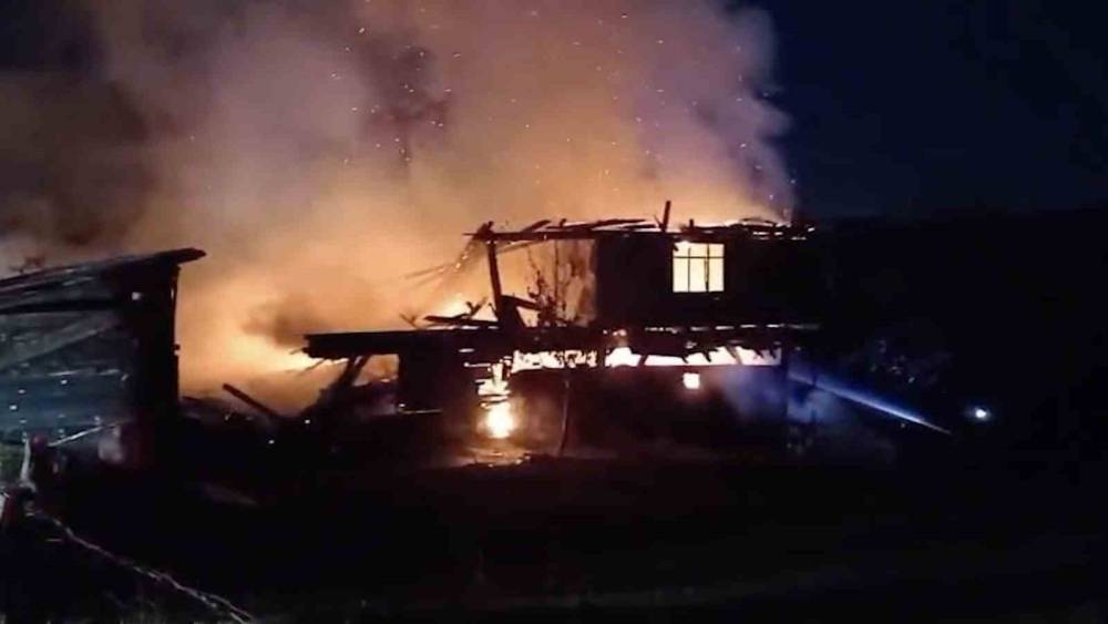 Kastamonu&rsquo;da alevlere teslim olan iki katlı ev k&uuml;le d&ouml;nd&uuml;
