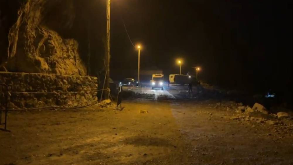 Amasra&rsquo;da kaya par&ccedil;aları karavanların bulunduğu alana d&uuml;şt&uuml;
