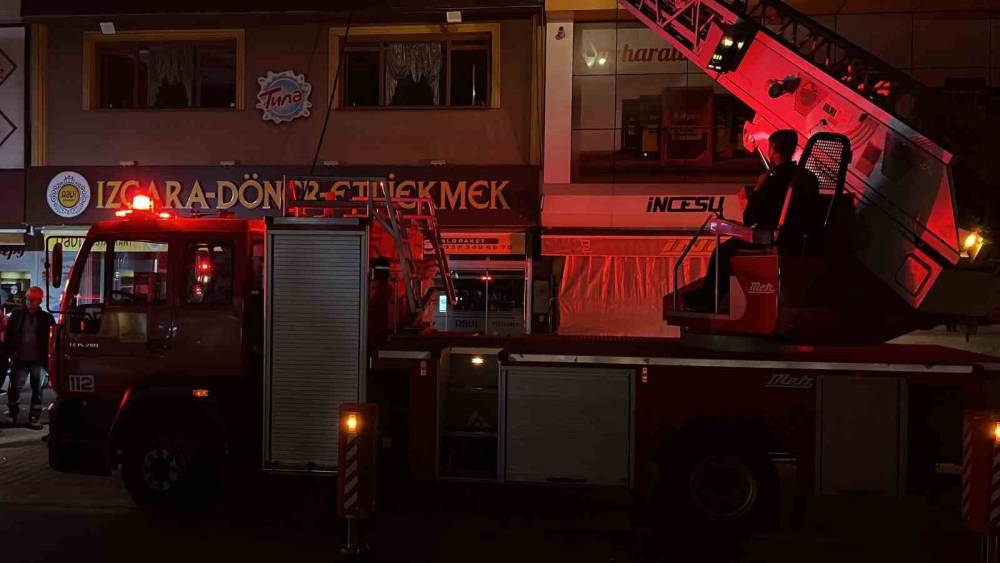 İş yerinin bacasında &ccedil;ıkan yangın korkuttu
