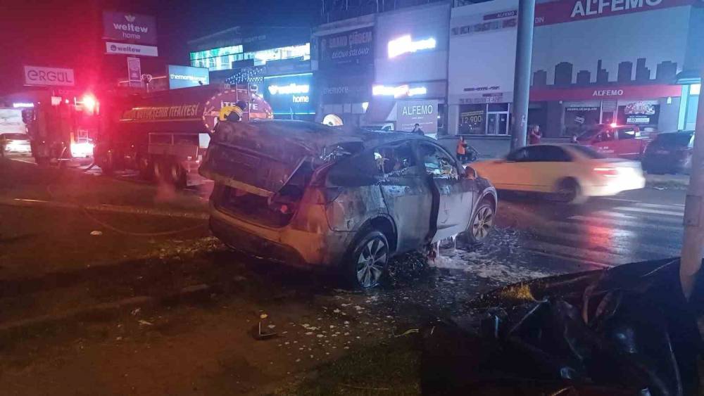 Tırla &ccedil;arpışan otomobil k&uuml;le d&ouml;nd&uuml;, alevler 3 saatte s&ouml;nd&uuml;r&uuml;ld&uuml;
