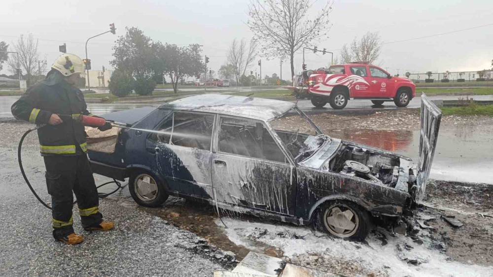 Park halindeki Tofaş, şiddetli yağmura rağmen yanarak kullanılamaz hale geldi
