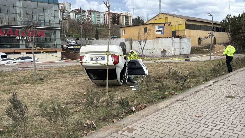 Ters dönen otomobilden burnu bile kanamadan kurtuldu
