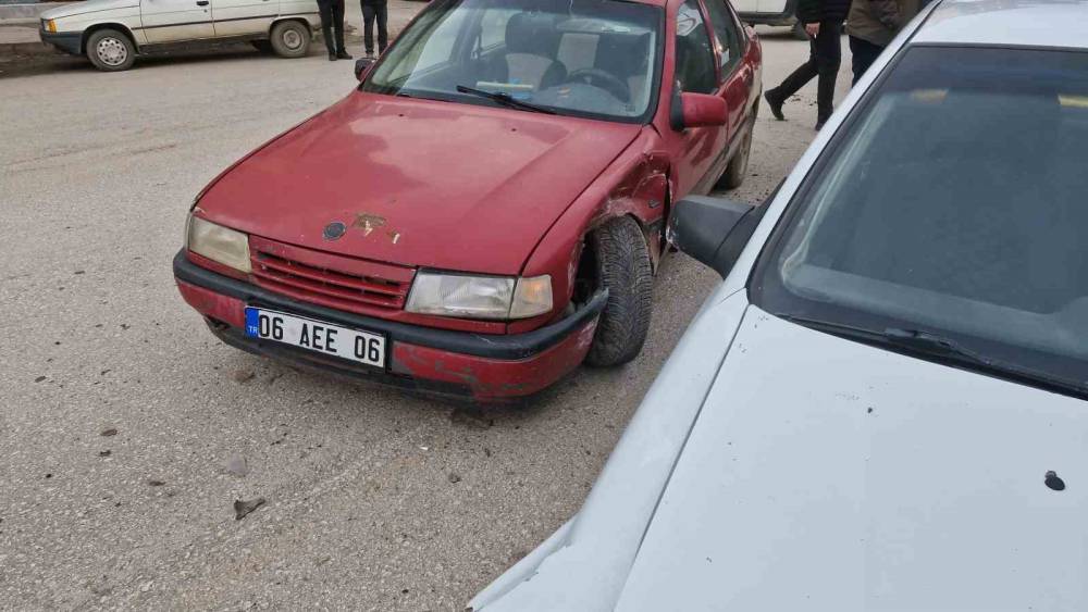 Çorum’da iki otomobilin çarpıştığı kaza güvenlik kamerasında
