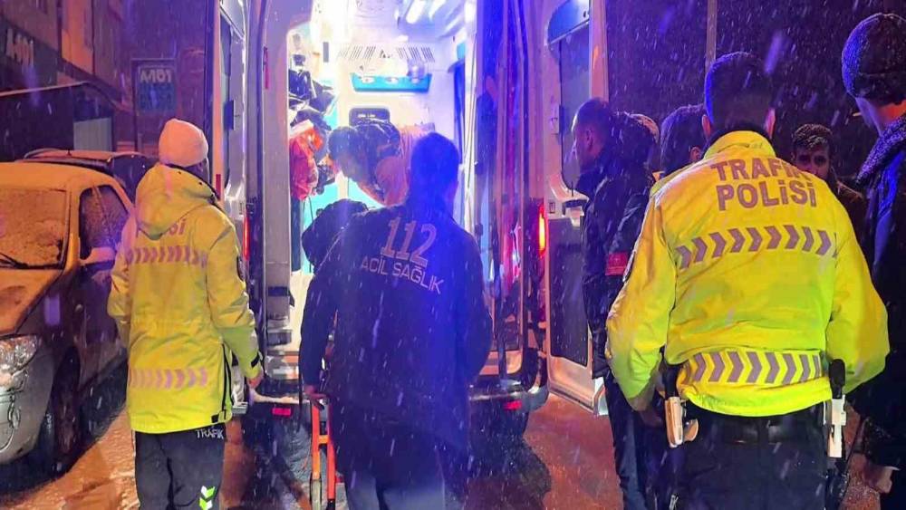 Kar yağışı kazayı beraberinde getirdi: Motokurye yaralandı
