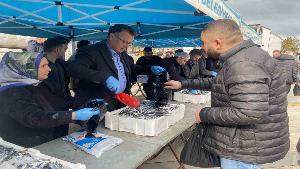Manisa&rsquo;da belediyenin ikramı 8 ton hamsi 1 saatte t&uuml;kendi
