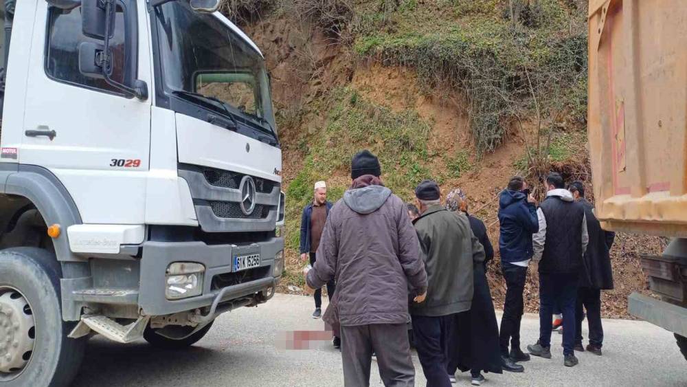 Hafriyat kamyonu cenaze t&ouml;renine katılan kadına &ccedil;arptı
