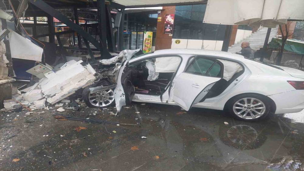 Bing&ouml;l&rsquo;de otomobil iş yerine girdi: 5 yaralı
