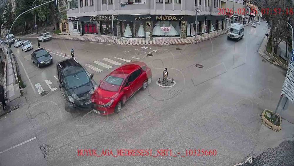 Amasya&rsquo;da otomobilin Yeşilırmak Nehri&rsquo;ne u&ccedil;tuğu kaza kamerada
