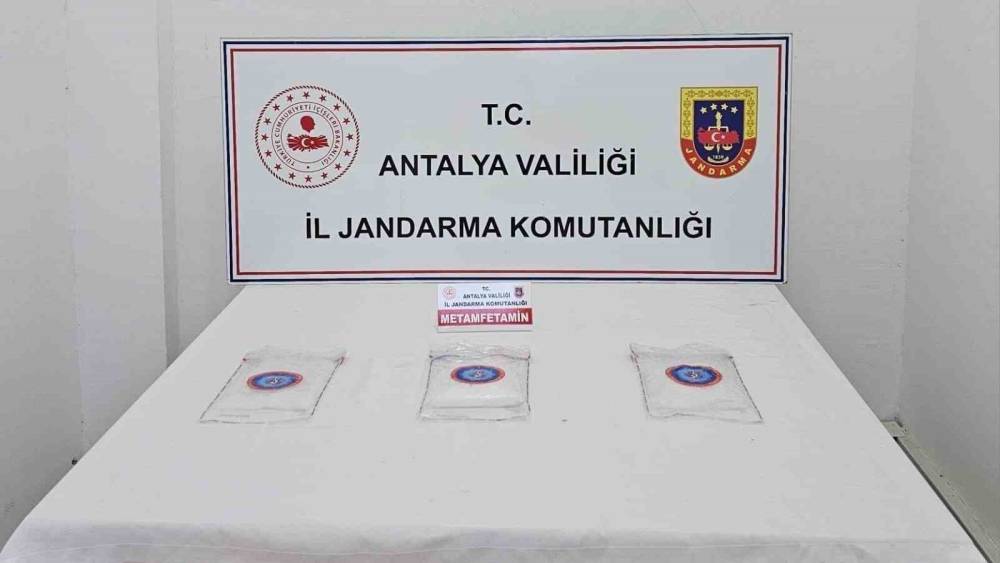 Antalya&rsquo;da 1 kilo 810 gram uyuşturucu madde ele ge&ccedil;irildi
