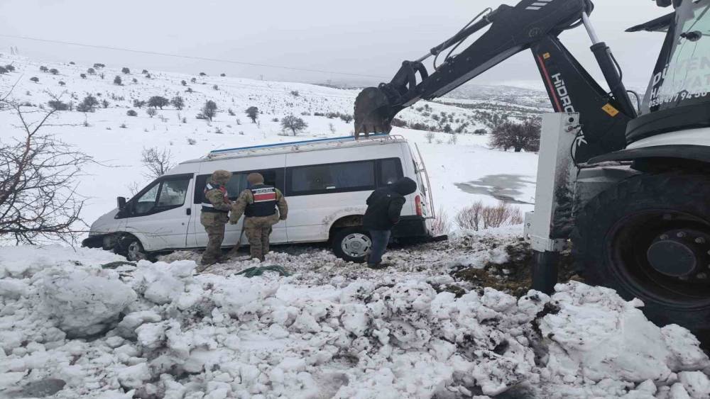 Şarampole s&uuml;r&uuml;klenen minib&uuml;s, ekipler tarafından kurtarıldı
