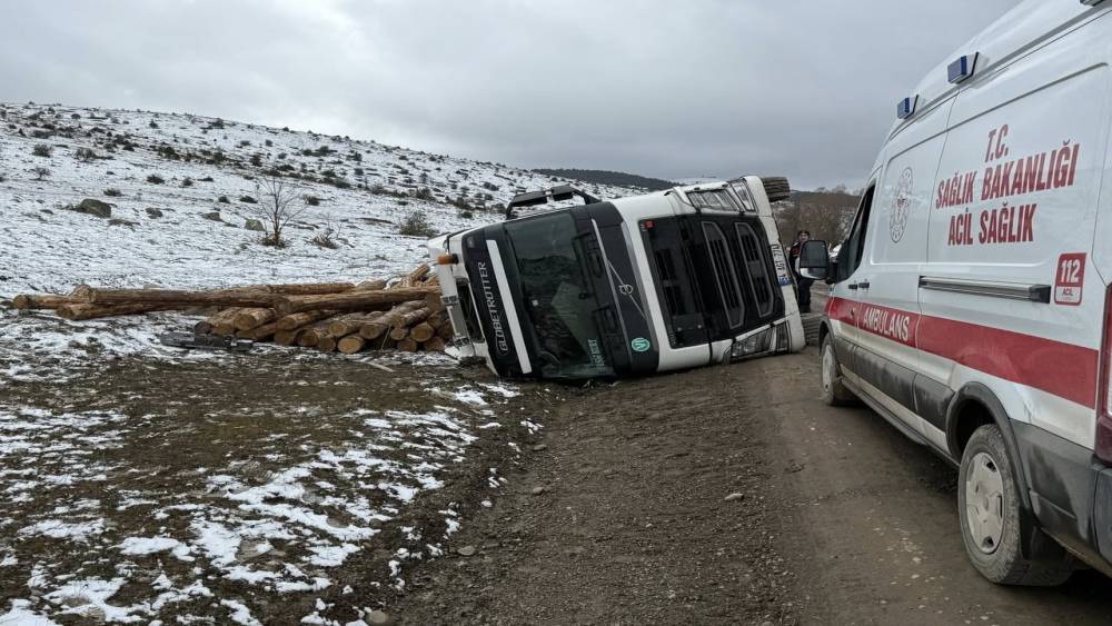 Bolu&rsquo;da tomruk y&uuml;kl&uuml; tır devrildi: 1 yaralı
