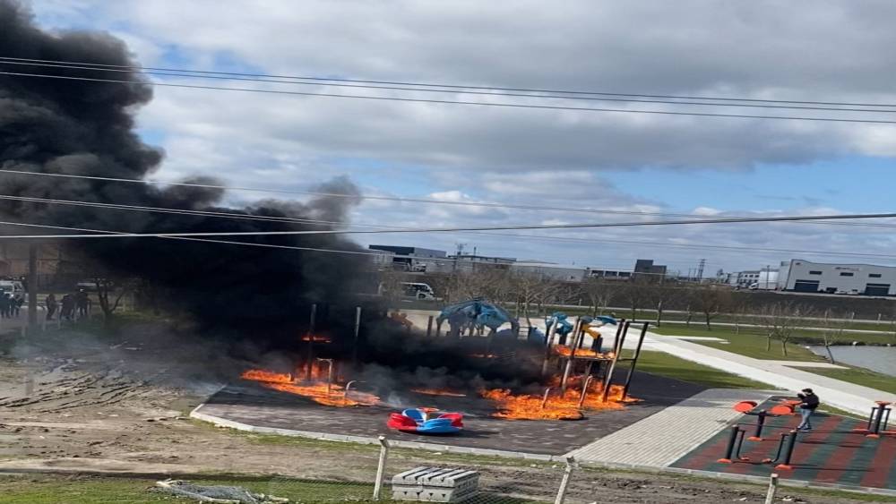 Parkta oyun grupları alev alev yandı
