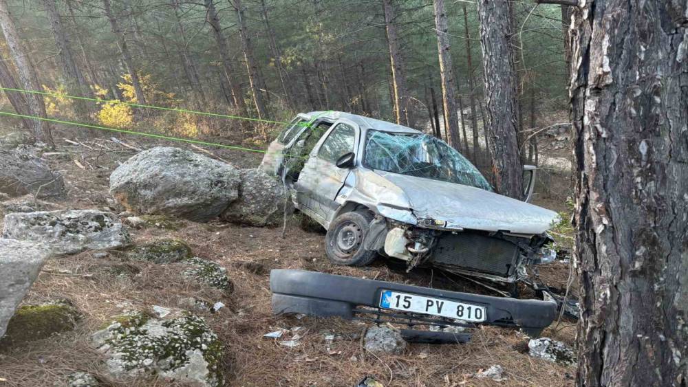 Burdur&rsquo;da ara&ccedil; şarampole devrildi: 3 yaralı
