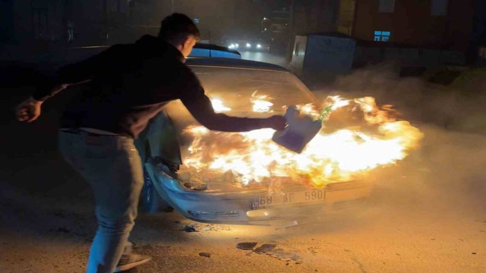 Alev alev yanan araca antifriz d&ouml;k&uuml;p s&ouml;nd&uuml;rmeye &ccedil;alıştı
