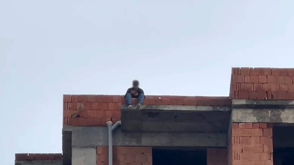 Tartıştığı eşi telefonlara bakmıyor diye &ccedil;atıya &ccedil;ıktı
