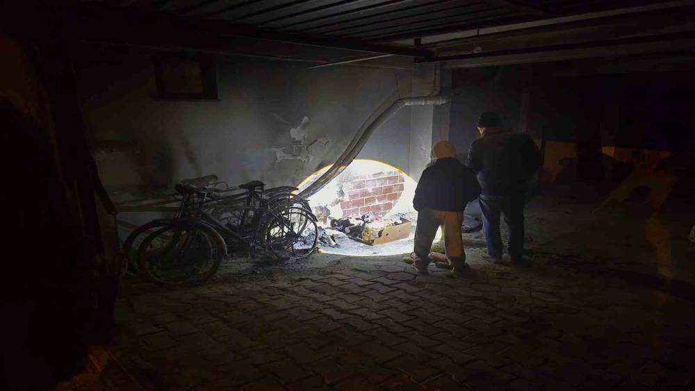 Apartman garajında &ccedil;ıkan yangın maddi hasara yol a&ccedil;tı
