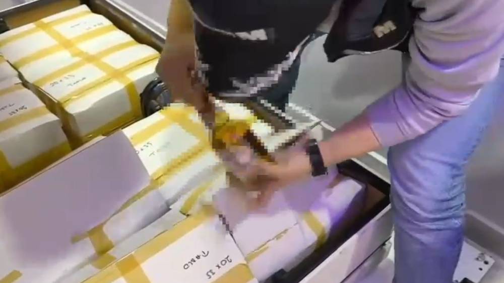 İstanbul&rsquo;da ka&ccedil;ak i&ccedil;ki operasyonu: Baza altından koli koli ka&ccedil;ak i&ccedil;ki &ccedil;ıktı
